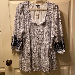 Top / embroidery on sleeves